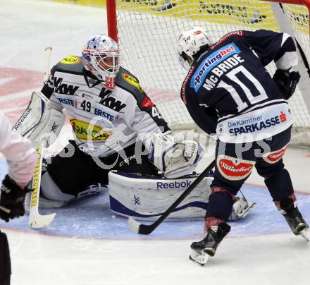 EBEL. Eishockey Bundesliga. EC VSV gegen Dornbirner Eishockey Club.  Brock McBride, (VSV), Florian Hardy  (Dornbirn). Villach, am 12.9.2015.
Foto: Kuess 


---
pressefotos, pressefotografie, kuess, qs, qspictures, sport, bild, bilder, bilddatenbank