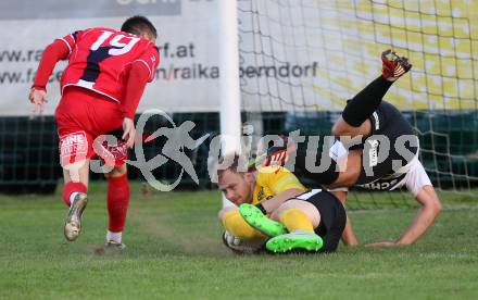 Fussball Kaerntner Liga. Kuehnsdorf gegen SAK. Markus Glaenzer, Blaz Mohar, (Kuehnsdorf),  Tadej Zagar Knez  (SAK). Kuehnsdorf, am 12.9.2015.
Foto: Kuess
---
pressefotos, pressefotografie, kuess, qs, qspictures, sport, bild, bilder, bilddatenbank