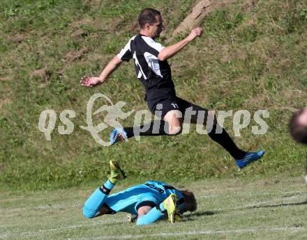 Fussball 2. Klasse E. SG HSV Haimburg/Diex gegen St. Andrae/Lav. 1b. Robert Gradisnik,  (Haimburg/Diex), Dominik Messner (St. Andrae/Lav.). Diex, am 12.9.2015.
Foto: Kuess
---
pressefotos, pressefotografie, kuess, qs, qspictures, sport, bild, bilder, bilddatenbank