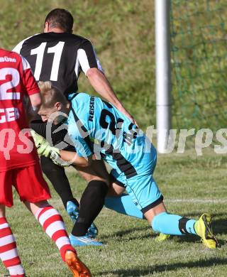 Fussball 2. Klasse E. SG HSV Haimburg/Diex gegen St. Andrae/Lav. 1b. Robert Gradisnik, (Haimburg/Diex), Dominik Messner (St. Andrae/Lav.). Diex, am 12.9.2015.
Foto: Kuess
---
pressefotos, pressefotografie, kuess, qs, qspictures, sport, bild, bilder, bilddatenbank