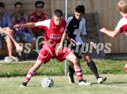 Fussball 2. Klasse E. SG HSV Haimburg/Diex gegen St. Andrae/Lav. 1b. Johannes Schiffer,  (Haimburg/Diex), Adnan Shabani (St. Andrae/Lav.). Diex, am 12.9.2015.
Foto: Kuess
---
pressefotos, pressefotografie, kuess, qs, qspictures, sport, bild, bilder, bilddatenbank