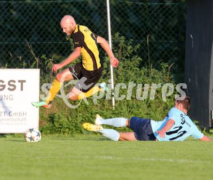 Fussball 1. Klasse D. Griffen gegen St. Margareten/Ros. Andreas Rapatz, (Griffen), Hannes Esterle  (St. Margareten). Griffen, am 12.9.2015.
Foto: Kuess
---
pressefotos, pressefotografie, kuess, qs, qspictures, sport, bild, bilder, bilddatenbank