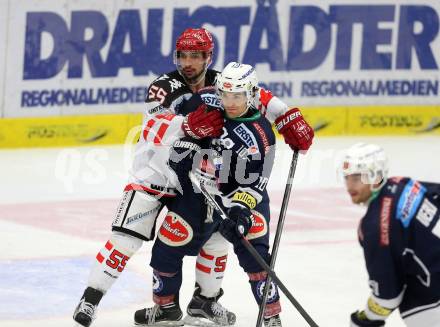 EBEL. Eishockey Bundesliga. EC VSV gegen HC TWK Innsbruck. Brock McBride,  (VSV), Nicholas Schauss (Innsbruck). Villach, am 25.9.2015.
Foto: Kuess 


---
pressefotos, pressefotografie, kuess, qs, qspictures, sport, bild, bilder, bilddatenbank