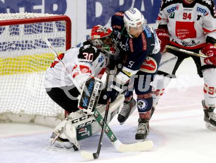 EBEL. Eishockey Bundesliga. EC VSV gegen HC TWK Innsbruck. Eric Hunter,  (VSV), Andy Chiodo (Innsbruck). Villach, am 25.9.2015.
Foto: Kuess 


---
pressefotos, pressefotografie, kuess, qs, qspictures, sport, bild, bilder, bilddatenbank