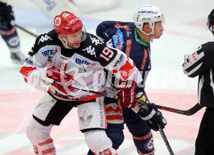 EBEL. Eishockey Bundesliga. EC VSV gegen HC TWK Innsbruck. Dustin Johner, (VSV), Tyler Spurgeon  (Innsbruck). Villach, am 25.9.2015.
Foto: Kuess 


---
pressefotos, pressefotografie, kuess, qs, qspictures, sport, bild, bilder, bilddatenbank