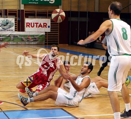 Basketball 2. Bundesliga. KOS Celovec gegen Chin Min Dragons St. Poelten.  Toman Feinig,  (KOS),  Christoph Boeck (St. Poelten). Klagenfurt, am 26.9.2015.
Foto: Kuess
---
pressefotos, pressefotografie, kuess, qs, qspictures, sport, bild, bilder, bilddatenbank