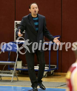 Basketball 2. Bundesliga. KOS Celovec gegen Chin Min Dragons St. Poelten.  Trainer Jurica Smiljanic   (St. Poelten). Klagenfurt, am 26.9.2015.
Foto: Kuess
---
pressefotos, pressefotografie, kuess, qs, qspictures, sport, bild, bilder, bilddatenbank