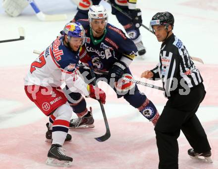 EBEL. Eishockey Bundesliga. EC VSV gegen EC Red Bull Salzburg. Eric HUnter, (VSV), John Hughes  (Salzburg). Villach, am 27.9.2015.
Foto: Kuess 


---
pressefotos, pressefotografie, kuess, qs, qspictures, sport, bild, bilder, bilddatenbank