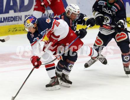 EBEL. Eishockey Bundesliga. EC VSV gegen EC Red Bull Salzburg. Ryan McKiernan, (VSV), Peter Hochkofler (Salzburg). Villach, am 27.9.2015.
Foto: Kuess 


---
pressefotos, pressefotografie, kuess, qs, qspictures, sport, bild, bilder, bilddatenbank