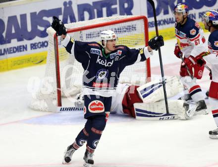 EBEL. Eishockey Bundesliga. EC VSV gegen EC Red Bull Salzburg. Trojubel Adis Alagic (VSV). Villach, am 27.9.2015.
Foto: Kuess 


---
pressefotos, pressefotografie, kuess, qs, qspictures, sport, bild, bilder, bilddatenbank