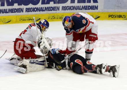 EBEL. Eishockey Bundesliga. EC VSV gegen EC Red Bull Salzburg. Miha Verlic,  (VSV), Luka Gracnar, Brian Fahey (Salzburg). Villach, am 27.9.2015.
Foto: Kuess 


---
pressefotos, pressefotografie, kuess, qs, qspictures, sport, bild, bilder, bilddatenbank