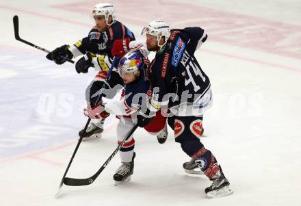 EBEL. Eishockey Bundesliga. EC VSV gegen EC Red Bull Salzburg. Matt Kelly,  (VSV), Ben Walter (Salzburg). Villach, am 27.9.2015.
Foto: Kuess 


---
pressefotos, pressefotografie, kuess, qs, qspictures, sport, bild, bilder, bilddatenbank