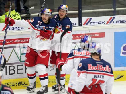 EBEL. Eishockey Bundesliga. EC VSV gegen EC Red Bull Salzburg.  Torjubel Konstantin Komarek, Brian Conelly (Salzburg). Villach, am 27.9.2015.
Foto: Kuess 


---
pressefotos, pressefotografie, kuess, qs, qspictures, sport, bild, bilder, bilddatenbank