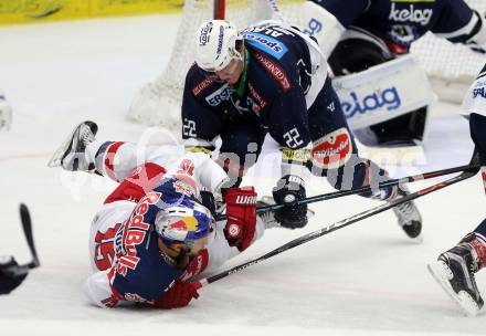 EBEL. Eishockey Bundesliga. EC VSV gegen EC Red Bull Salzburg. Adis Alagic,  (VSV), Manuel Latusa (Salzburg). Villach, am 27.9.2015.
Foto: Kuess 


---
pressefotos, pressefotografie, kuess, qs, qspictures, sport, bild, bilder, bilddatenbank