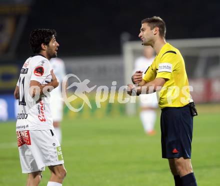 Fussball tipico Bundesliga. RZ Pellets WAC gegen SV Josko Ried. Jacobo Ynclan Pajares,  (WAC), Schiedsrichter Christopher Jaeger. Wolfsberg, am 3.10.2015.
Foto: Kuess
---
pressefotos, pressefotografie, kuess, qs, qspictures, sport, bild, bilder, bilddatenbank