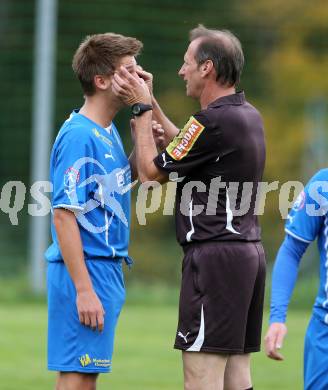 Fussball. Unterliga Ost. Ludmannsdorf gegen Sele Zell. Tomaz Kreutz (Sele Zell), Schiedsrichter Walter Napetschnig. Ludmannsdorf, 4.10.2015.
Foto: Kuess
---
pressefotos, pressefotografie, kuess, qs, qspictures, sport, bild, bilder, bilddatenbank