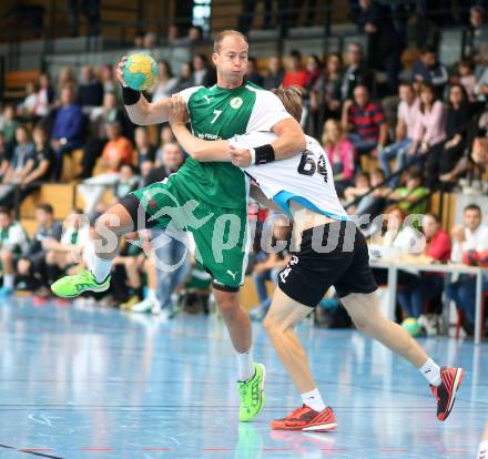 Handball Bundesliga. schlafraum.at Kaernten gegen UHC SISPO Gaenserndorf. Leopold Wagner,  (schlafraum.at), Konrad Goessnitzer (Gaenserndorf). Viktring, am 4.10.2015.
Foto: Kuess
---
pressefotos, pressefotografie, kuess, qs, qspictures, sport, bild, bilder, bilddatenbank