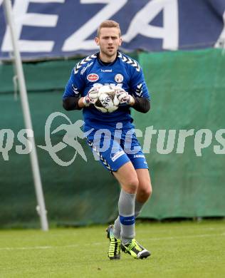 Fussball. Kaerntner Liga. SAK gegen Globasnitz. Michael Necemer (Globasnitz). Klagenfurt, 4.10.2015.
Foto: Kuess
---
pressefotos, pressefotografie, kuess, qs, qspictures, sport, bild, bilder, bilddatenbank