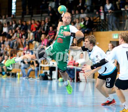 Handball Bundesliga. schlafraum.at Kaernten gegen UHC SISPO Gaenserndorf. Leopold Wagner, (schlafraum.at),  Conrad Goessnitzer  (Gaenserndorf). Viktring, am 4.10.2015.
Foto: Kuess
---
pressefotos, pressefotografie, kuess, qs, qspictures, sport, bild, bilder, bilddatenbank