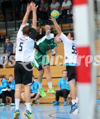 Handball Bundesliga. schlafraum.at Kaernten gegen UHC SISPO Gaenserndorf. Leopols Wagner,  (schlafraum.at), Oliver Schmidt, Armin Schmoldas (Gaenserndorf). Viktring, am 4.10.2015.
Foto: Kuess
---
pressefotos, pressefotografie, kuess, qs, qspictures, sport, bild, bilder, bilddatenbank