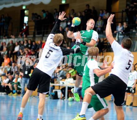 Handball Bundesliga. schlafraum.at Kaernten gegen UHC SISPO Gaenserndorf. Leopold Wagner,  (schlafraum.at), Gregor Scharmitzer (Gaenserndorf). Viktring, am 4.10.2015.
Foto: Kuess
---
pressefotos, pressefotografie, kuess, qs, qspictures, sport, bild, bilder, bilddatenbank