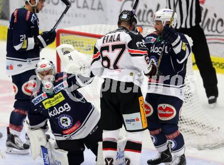 EBEL. Eishockey Bundesliga. EC VSV gegen HC Orli Znojmo. Jean Philippe Lamoureux, Gerhard Unterluggauer,  (VSV), Ondrej Fiala (Znojmo). Villach, am 27.9.2015.
Foto: Kuess 


---
pressefotos, pressefotografie, kuess, qs, qspictures, sport, bild, bilder, bilddatenbank