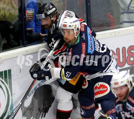 EBEL. Eishockey Bundesliga. EC VSV gegen HC Orli Znojmo. Eric Hunter,  (VSV), Peter Pucher (Znojmo). Villach, am 27.9.2015.
Foto: Kuess 


---
pressefotos, pressefotografie, kuess, qs, qspictures, sport, bild, bilder, bilddatenbank