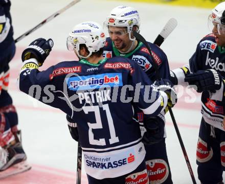 EBEL. Eishockey Bundesliga. EC VSV gegen HC Orli Znojmo. Torjubel Benjamin Petrik, Florian Muehlstein,  (VSV). Villach, am 27.9.2015.
Foto: Kuess 


---
pressefotos, pressefotografie, kuess, qs, qspictures, sport, bild, bilder, bilddatenbank