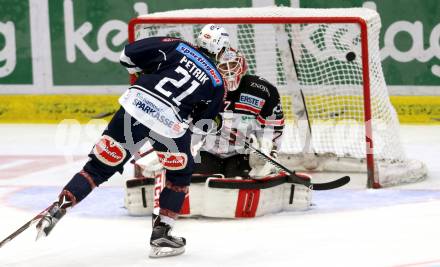 EBEL. Eishockey Bundesliga. EC VSV gegen HC Orli Znojmo. Benjamin Petrik,  (VSV), Patrik Nechvatal (Znojmo). Villach, am 27.9.2015.
Foto: Kuess 


---
pressefotos, pressefotografie, kuess, qs, qspictures, sport, bild, bilder, bilddatenbank