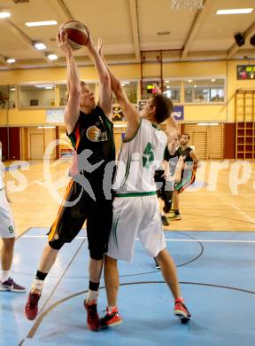 Basketball 2. Bundesliga 2015/16 Grunddurchgang 4.Runde. KOS Celovec gegen Basket Flames Wien. Andi Smrtnik,  (KOS), Paul Koroschitz (Basket Flames Wien). Klagenfurt, am 10.10.2015.
Foto: Kuess
---
pressefotos, pressefotografie, kuess, qs, qspictures, sport, bild, bilder, bilddatenbank