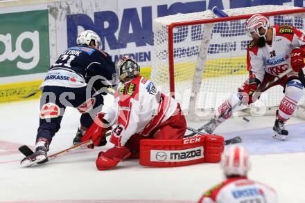 EBEL. Eishockey Bundesliga. EC VSV gegen KAC. Benjamin Petrik,  (VSV), Pekka Tuokkola, Martin Schumnig (KAC). Villach, am 10.11.2015.
Foto: Kuess 


---
pressefotos, pressefotografie, kuess, qs, qspictures, sport, bild, bilder, bilddatenbank