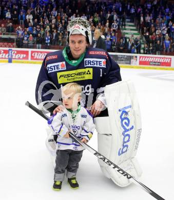 EBEL. Eishockey Bundesliga. EC VSV gegen KAC.  Jean Philippe Lamoureux mit Sohn Henri (VSV). Villach, am 10.11.2015.
Foto: Kuess 


---
pressefotos, pressefotografie, kuess, qs, qspictures, sport, bild, bilder, bilddatenbank