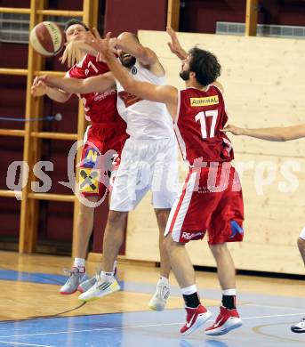 Basketball 2. Bundesliga 2015/16 Grunddurchgang 3.Runde. Woerthersee Piraten gegen Dragons St. Poelten. Joachim Buggelsheim,  (Piraten), Martin Speiser, Denis Soldo (St. Poelten). Klagenfurt, am 3.10.2015.
Foto: Kuess
---
pressefotos, pressefotografie, kuess, qs, qspictures, sport, bild, bilder, bilddatenbank