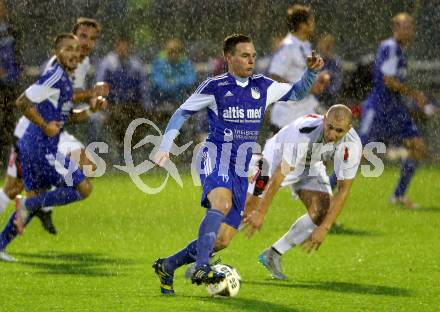 Fussball Kaerntner Liga. SAK gegen Treibach. Christian Dlopst,  (SAK), Werner Gassler (Treibach). Welzenegg, am 16.10.2015.
Foto: Kuess
---
pressefotos, pressefotografie, kuess, qs, qspictures, sport, bild, bilder, bilddatenbank