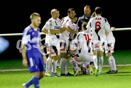 Fussball Kaerntner Liga. SAK gegen Treibach.  Torjubel SAK. Welzenegg, am 16.10.2015.
Foto: Kuess
---
pressefotos, pressefotografie, kuess, qs, qspictures, sport, bild, bilder, bilddatenbank