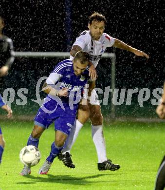 Fussball Kaerntner Liga. SAK gegen Treibach. Michael Kirisits,  (SAK), Yosifov Svetlozar Angelov (Treibach). Welzenegg, am 16.10.2015.
Foto: Kuess
---
pressefotos, pressefotografie, kuess, qs, qspictures, sport, bild, bilder, bilddatenbank