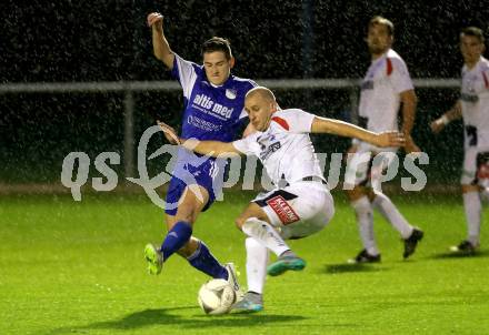 Fussball Kaerntner Liga. SAK gegen Treibach.  Christian Dlopst.  (SAK), Hanno Ulrich Wachernig (Treibach). Welzenegg, am 16.10.2015.
Foto: Kuess
---
pressefotos, pressefotografie, kuess, qs, qspictures, sport, bild, bilder, bilddatenbank