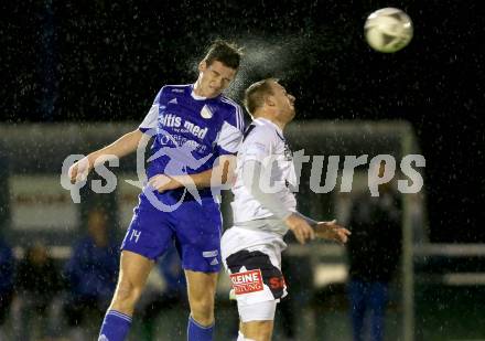 Fussball Kaerntner Liga. SAK gegen Treibach. Darijo Biscan,  (SAK), Hanno Ulrich Wachernig (Treibach). Welzenegg, am 16.10.2015.
Foto: Kuess
---
pressefotos, pressefotografie, kuess, qs, qspictures, sport, bild, bilder, bilddatenbank