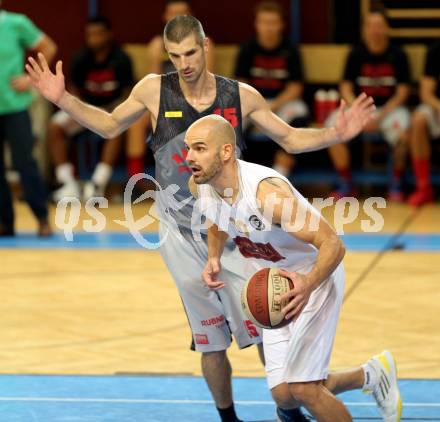 Basketball 2. Bundesliga 2015/16 Grunddurchgang 5.Runde.  Woerthersee Piraten gegen Raiders Villach. Joachim Buggelsheim,  ( Woerthersee Piraten), Ales Primc (Villach). Klagenfurt, am 17.10.2015.
Foto: Kuess
---
pressefotos, pressefotografie, kuess, qs, qspictures, sport, bild, bilder, bilddatenbank