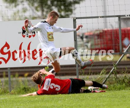 Fussball Kaerntner Liga. Maria Saal gegen Spittal. Florian Heinrich, (Maria Saal),  Daniel Urbas (Spittal). Maria Saal, am 17.10.2015.
Foto: Kuess
---
pressefotos, pressefotografie, kuess, qs, qspictures, sport, bild, bilder, bilddatenbank