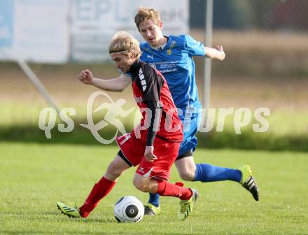 Fussball Unterliga Ost. Woelfnitz gegen Sele Zell. David Tamegger,  (Woelfnitz), Simon Rustia (Sele Zell). Woelfnitz, am 17.10.2015.
Foto: Kuess
---
pressefotos, pressefotografie, kuess, qs, qspictures, sport, bild, bilder, bilddatenbank