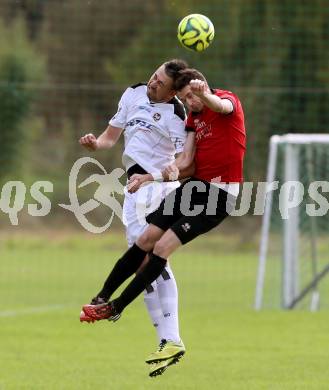 Fussball Kaerntner Liga. Maria Saal gegen Spittal. Sebastian Kaiser,  (Maria Saal), Dejan Kecanovic (Spittal). Maria Saal, am 17.10.2015.
Foto: Kuess
---
pressefotos, pressefotografie, kuess, qs, qspictures, sport, bild, bilder, bilddatenbank