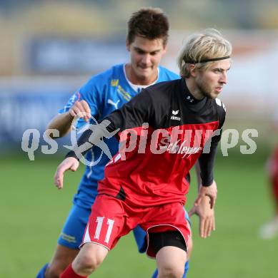 Fussball Unterliga Ost. Woelfnitz gegen Sele Zell.  David Tamegger, (Woelfnitz), Tomaz Kreutz (Sele Zell). Woelfnitz, am 17.10.2015.
Foto: Kuess
---
pressefotos, pressefotografie, kuess, qs, qspictures, sport, bild, bilder, bilddatenbank