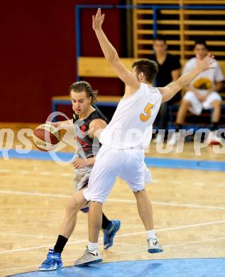 Basketball 2. Bundesliga 2015/16 Grunddurchgang 5.Runde.  Woerthersee Piraten gegen Raiders Villach. Edgar Allesch, ( Woerthersee Piraten), Julian Hartl  (Villach). Klagenfurt, am 17.10.2015.
Foto: Kuess
---
pressefotos, pressefotografie, kuess, qs, qspictures, sport, bild, bilder, bilddatenbank