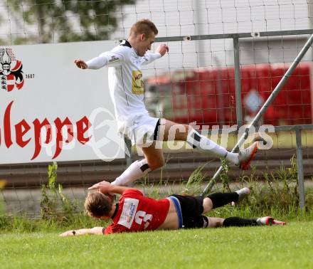 Fussball Kaerntner Liga. Maria Saal gegen Spittal. Florian Heinrich, (Maria Saal), Daniel Urbas  (Spittal). Maria Saal, am 17.10.2015.
Foto: Kuess
---
pressefotos, pressefotografie, kuess, qs, qspictures, sport, bild, bilder, bilddatenbank