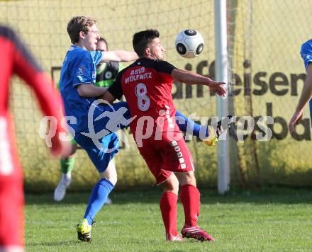 Fussball Unterliga Ost. Woelfnitz gegen Sele Zell. Michael Schneider,  (Woelfnitz), Simon Rustia (Sele Zell). Woelfnitz, am 17.10.2015.
Foto: Kuess
---
pressefotos, pressefotografie, kuess, qs, qspictures, sport, bild, bilder, bilddatenbank