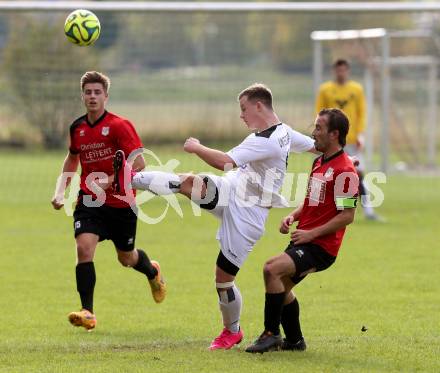 Fussball Kaerntner Liga. Maria Saal gegen Spittal. Roland Krenn, (Maria Saal),  Patrick Markus Unterlerchner (Spittal). Maria Saal, am 17.10.2015.
Foto: Kuess
---
pressefotos, pressefotografie, kuess, qs, qspictures, sport, bild, bilder, bilddatenbank