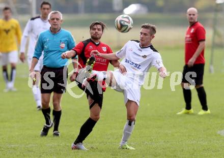 Fussball Kaerntner Liga. Maria Saal gegen Spittal. Zsolt Vari,  (Maria Saal),  Konstantin Kamnig (Spittal). Maria Saal, am 17.10.2015.
Foto: Kuess
---
pressefotos, pressefotografie, kuess, qs, qspictures, sport, bild, bilder, bilddatenbank