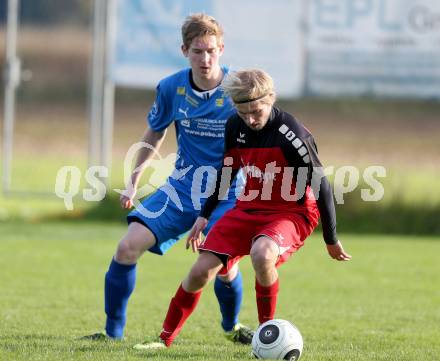 Fussball Unterliga Ost. Woelfnitz gegen Sele Zell. David Tamegger,  (Woelfnitz), Simon Rustia (Sele Zell). Woelfnitz, am 17.10.2015.
Foto: Kuess
---
pressefotos, pressefotografie, kuess, qs, qspictures, sport, bild, bilder, bilddatenbank