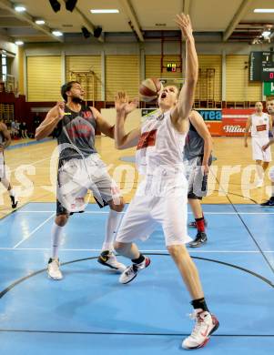 Basketball 2. Bundesliga 2015/16 Grunddurchgang 5.Runde.  Woerthersee Piraten gegen Raiders Villach. Sebastian Wuertz (Piraten), Marko Kolaric (Villach). Klagenfurt, am 17.10.2015.
Foto: Kuess
---
pressefotos, pressefotografie, kuess, qs, qspictures, sport, bild, bilder, bilddatenbank